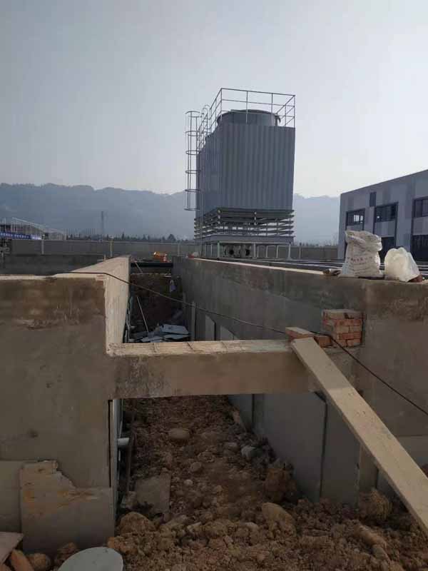 成都浦江2组400T方形逆流式玻璃钢冷却塔安装现场